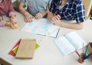 개인과 단체의 교육활동 지원